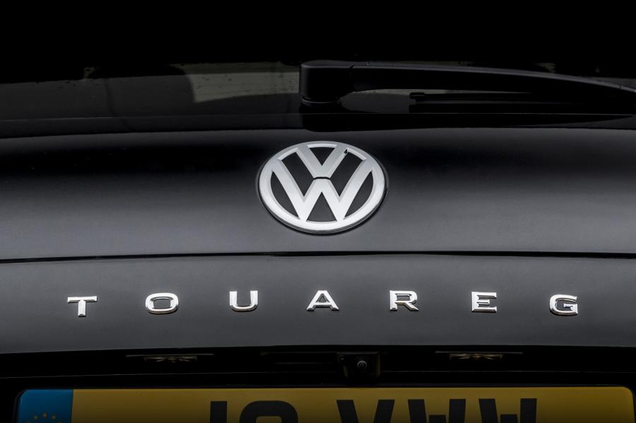Логотип Volkswagen Touareg R-Line Black Edition 2019 года  (UK) (фото 10 из 24)